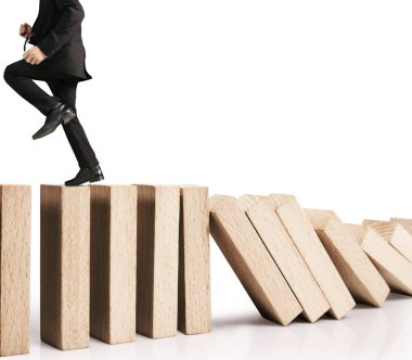 Dur bir domino sürekli devrildi