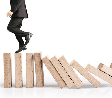 Dur bir domino sürekli devrildi