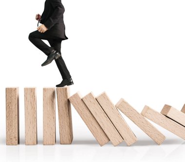 Dur bir domino sürekli devrildi