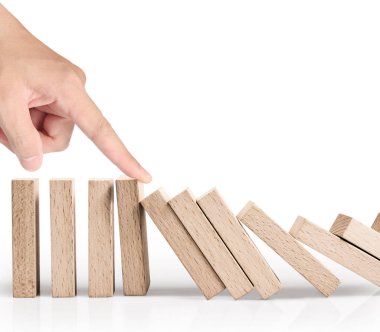 Dur bir domino sürekli devrildi