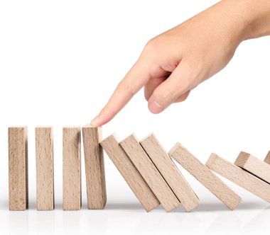 Dur bir domino sürekli devrildi