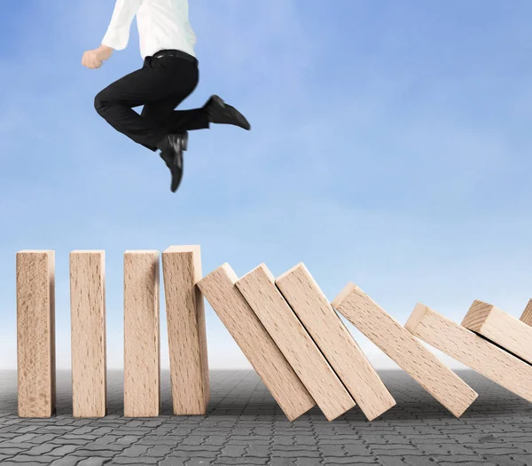 Dur bir domino sürekli devrildi