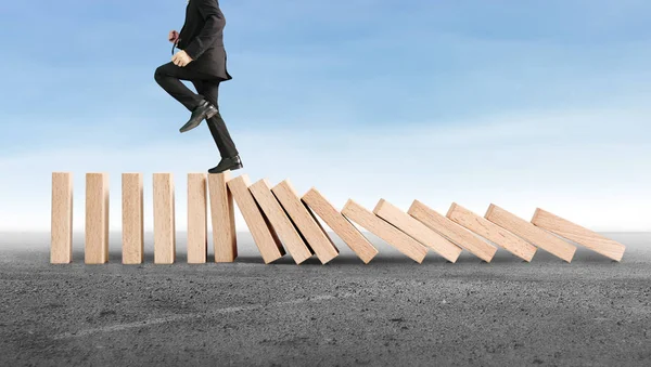 Dur bir domino sürekli devrildi