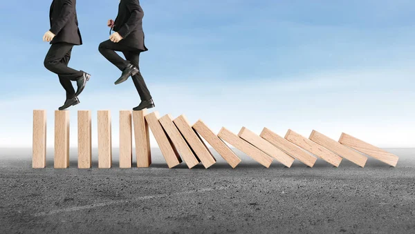 Dur bir domino sürekli devrildi