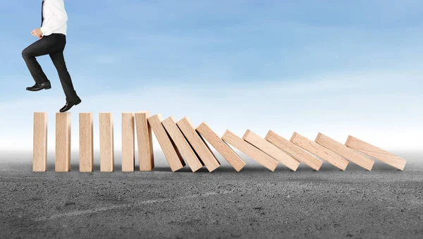 Dur bir domino sürekli devrildi