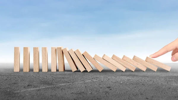 Dur bir domino sürekli devrildi