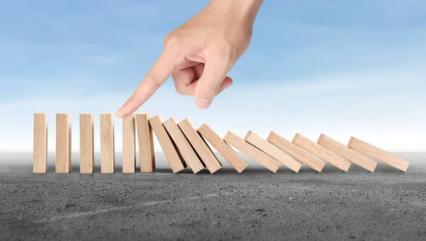 Dur bir domino sürekli devrildi