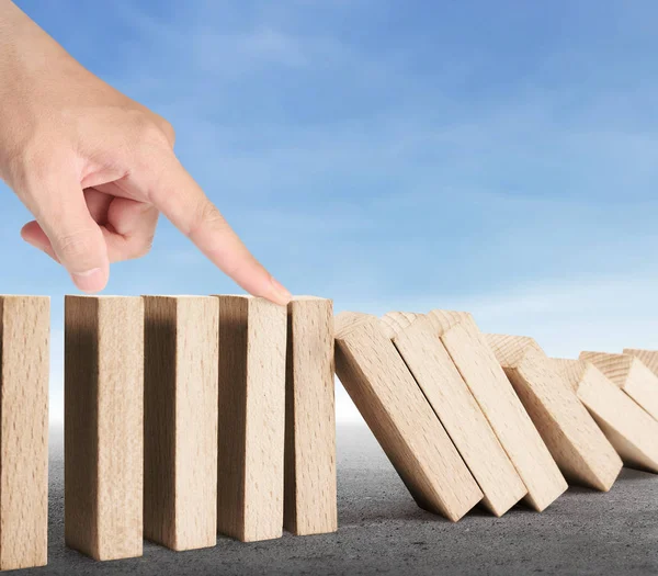 Dur bir domino sürekli devrildi