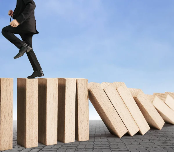 Dur bir domino sürekli devrildi