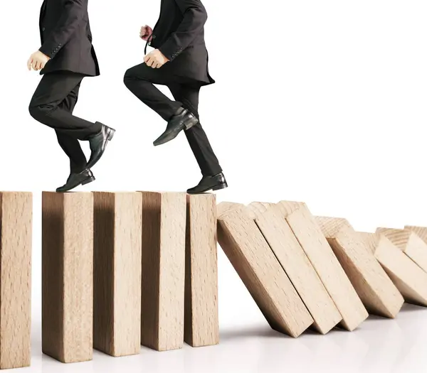 Dur bir domino sürekli devrildi