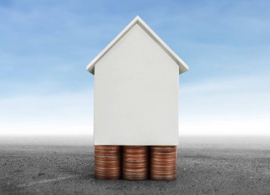 Küçük tatil evi ayakta yığınları sikkeler üzerinde