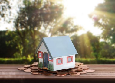 Küçük tatil evi ayakta yığınları sikkeler üzerinde