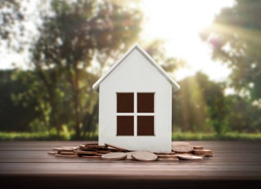 Küçük tatil evi ayakta yığınları sikkeler üzerinde