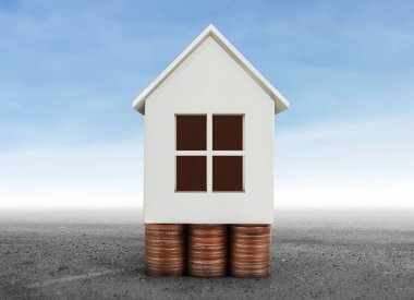 Sikke yığını üzerinde duran küçük ev