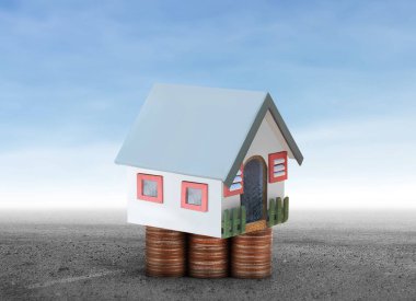 Küçük tatil evi ayakta yığınları sikkeler üzerinde