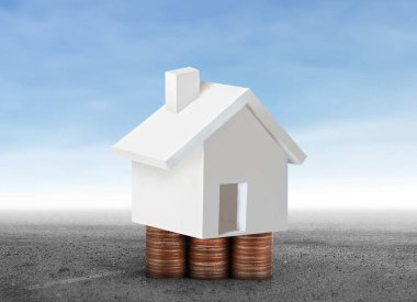 Küçük tatil evi ayakta yığınları sikkeler üzerinde