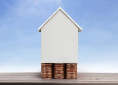 Küçük tatil evi ayakta yığınları sikkeler üzerinde