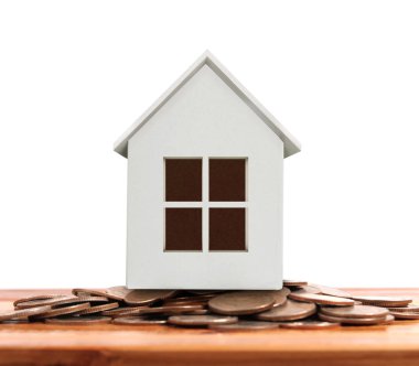 Sikke yığını üzerinde duran küçük ev