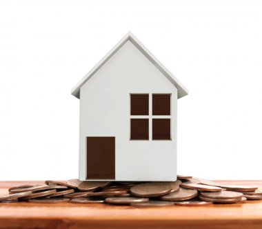 Sikke yığını üzerinde duran küçük ev