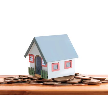 Sikke yığını üzerinde duran küçük ev