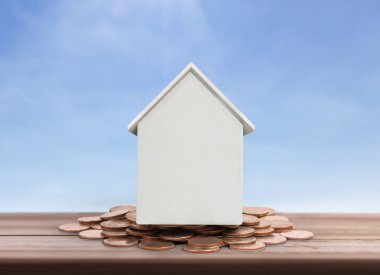 Sikke yığını üzerinde duran küçük ev