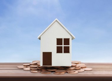 Sikke yığını üzerinde duran küçük ev