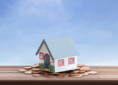 Sikke yığını üzerinde duran küçük ev