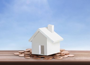 Küçük tatil evi ayakta yığınları sikkeler üzerinde