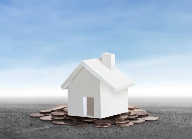 Küçük tatil evi ayakta yığınları sikkeler üzerinde