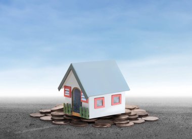 Küçük tatil evi ayakta yığınları sikkeler üzerinde