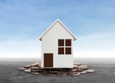 Sikke yığını üzerinde duran küçük ev