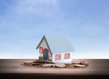 Küçük tatil evi ayakta yığınları sikkeler üzerinde