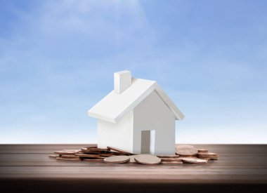 Küçük tatil evi ayakta yığınları sikkeler üzerinde