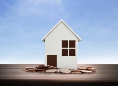 Küçük tatil evi ayakta yığınları sikkeler üzerinde