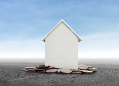 Küçük tatil evi ayakta yığınları sikkeler üzerinde