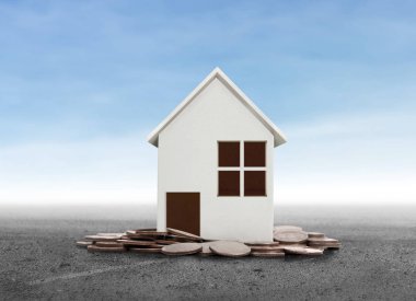 Küçük tatil evi ayakta yığınları sikkeler üzerinde