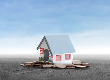 Küçük tatil evi ayakta yığınları sikkeler üzerinde