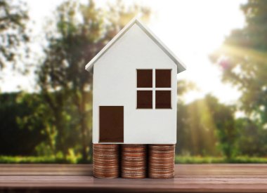 Küçük tatil evi ayakta yığınları sikkeler üzerinde