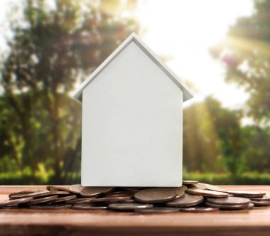 Küçük tatil evi ayakta yığınları sikkeler üzerinde