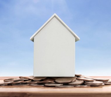 Küçük tatil evi ayakta yığınları sikkeler üzerinde