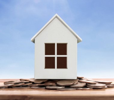 Küçük tatil evi ayakta yığınları sikkeler üzerinde