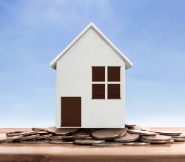 Küçük tatil evi ayakta yığınları sikkeler üzerinde