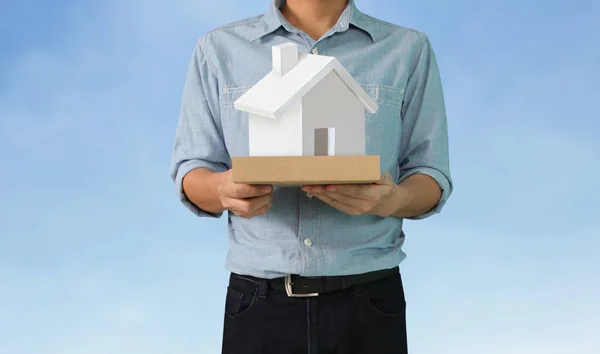 Conceito de hipoteca por casa à mão — Fotografia de Stock