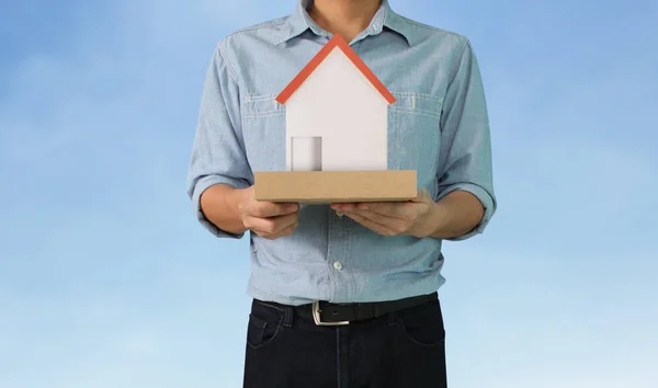 Conceito de hipoteca por casa à mão — Fotografia de Stock