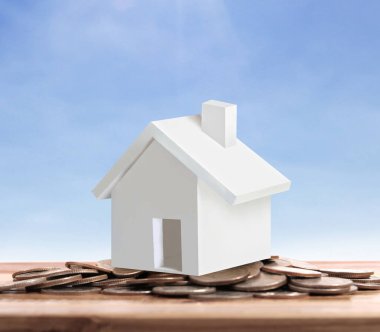 Küçük tatil evi ayakta yığınları sikkeler üzerinde