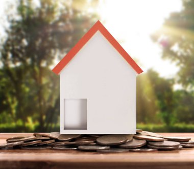 Küçük tatil evi ayakta yığınları sikkeler üzerinde