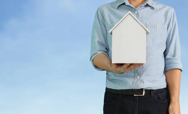 Hypotheek concept van huis uit hand — Stockfoto
