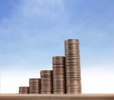 İşadamı, başarı ve yatırımı artıran madeni paraların üzerinde yürüyor
