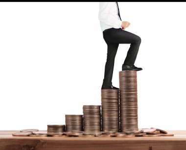 İşadamı, başarı ve yatırımı artıran madeni paraların üzerinde yürüyor