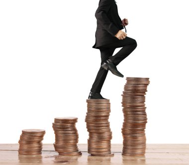 İşadamı, başarı ve yatırımı artıran madeni paraların üzerinde yürüyor